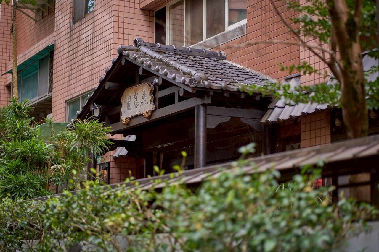 綠意環繞的鹿鶴園門面
